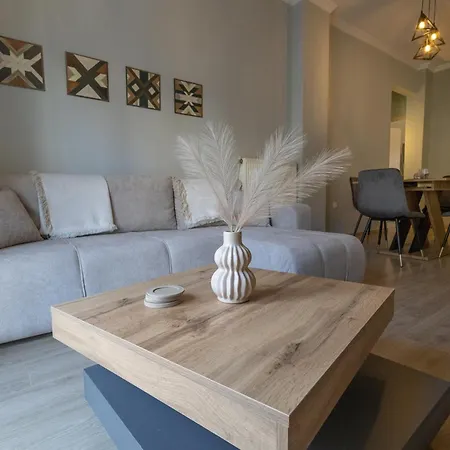 Sunny 85sqm Flat In The Centre Of Thessaloniki, Delfon 5 Apartment *